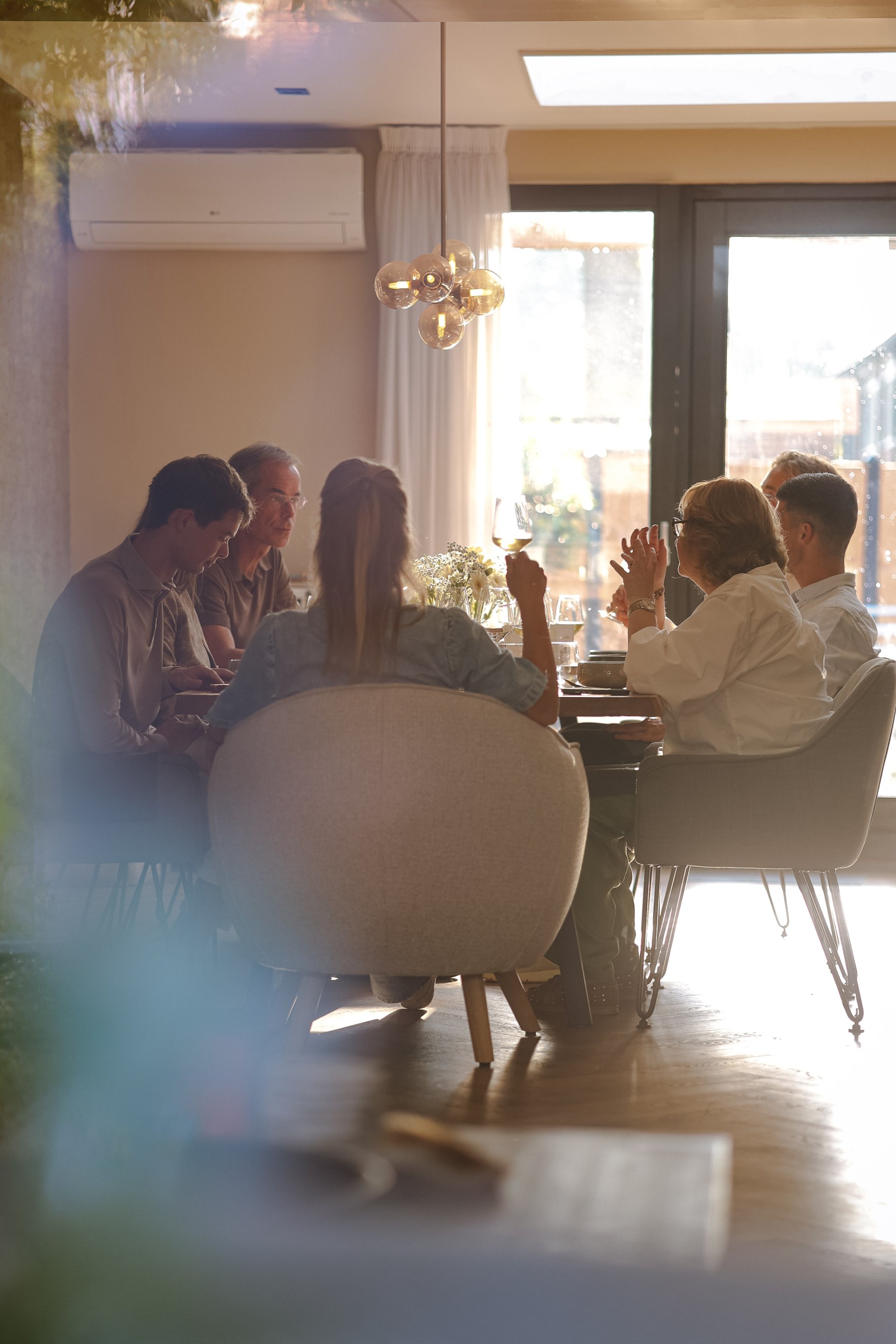 Gasten aan tafel in Restaurant Yolie, voormalig klooster Maria ad Fontes